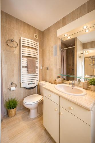 FRGK Athena Palm Beach 1BR Terrace, AC & Ultra-Fast Wi-Fi
