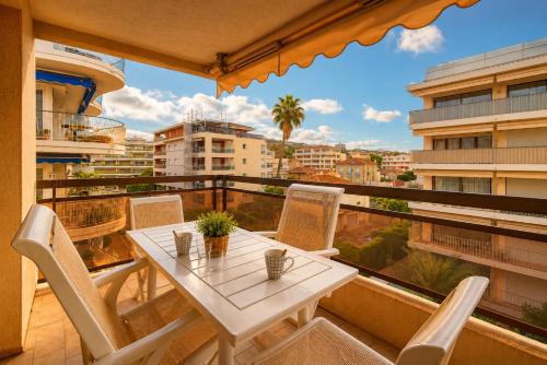 FRGK Athena Palm Beach 1BR Terrace, AC & Ultra-Fast Wi-Fi
