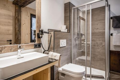 レンゲンフェルトにあるApart Gamperのバスルーム(洗面台、トイレ、シャワー付)