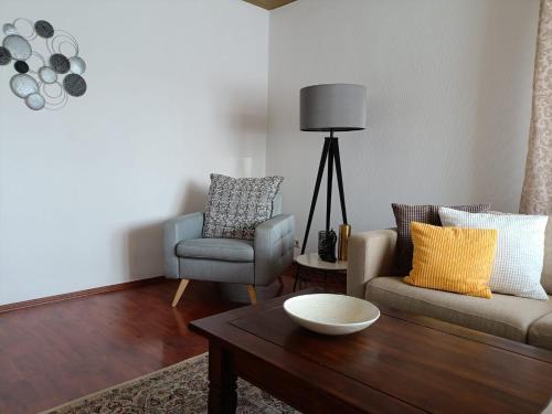 a living room with two chairs and a coffee table at Gemütliche Ferienwohnung in Philippsburg