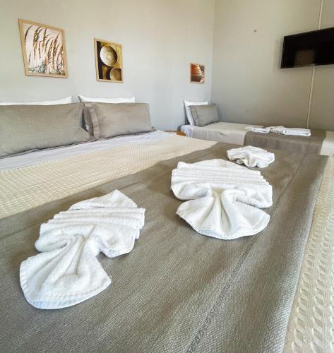 a room with two beds with towels on the floor at Pousada Mahalo Preá Beach in Prea