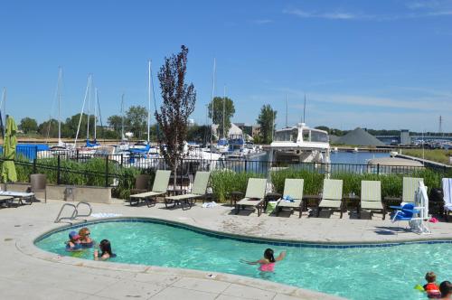 สระว่ายน้ำที่อยู่ใกล้ ๆ หรือใน The Inn at Harbor Shores