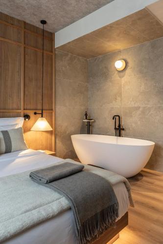 ein Badezimmer mit Badewanne und Bett in der Unterkunft Darya-J in Athen