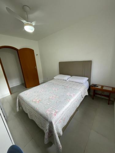 a bedroom with a bed with a blanket on it at Quarto da Fran - perto da UFF in Niterói