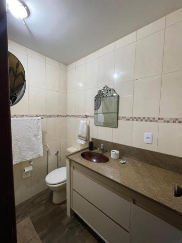 a bathroom with a sink and a toilet at Quarto da Fran - perto da UFF in Niterói