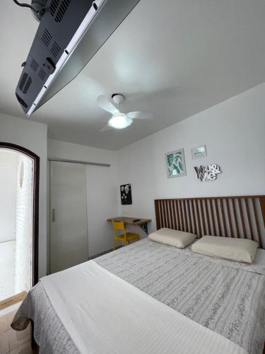 a bedroom with a bed and a ceiling fan at Suíte da Fran - Perto da UFF in Niterói