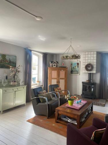 a living room with two chairs and a table at Het Molenaarshuis in Vijverbroek