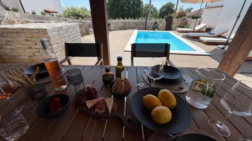 Villa Angela- Romantic stone retreat