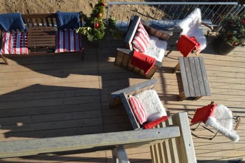 two benches with christmas pillows on a deck at Jägerhotel in Annenheim