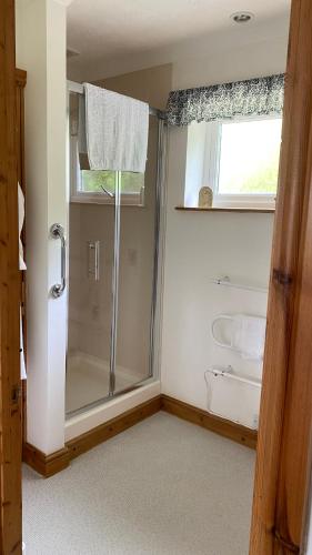 a bathroom with a shower and a sink at 'Tanglemere' in Broadway