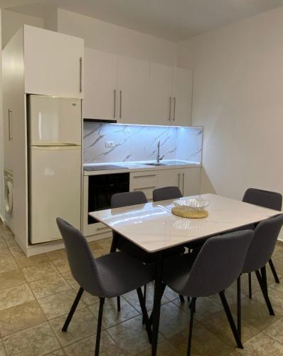 O bucătărie sau chicinetă la Fusha Apartment