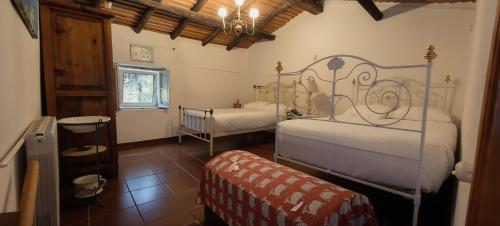 a bedroom with two beds and a table in a room at Monte do Rei Santo in Arronches