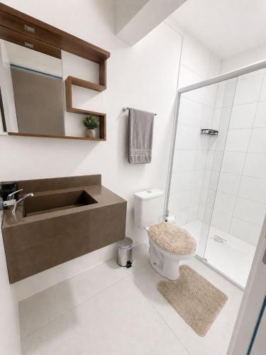 a bathroom with a sink and a toilet and a shower at Loft moderno e completo a 200m do Consulado Americano in Porto Alegre