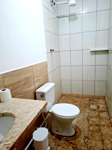 a bathroom with a toilet and a sink at Chácara Solar de Jarinu in Jarinu