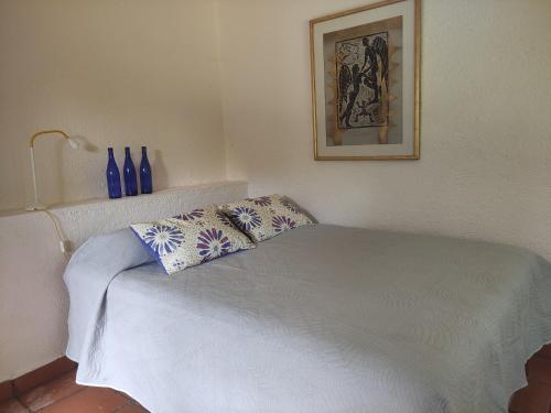 a white bed with two pillows on top of it at Rincón de la Luna in Tepoztlán