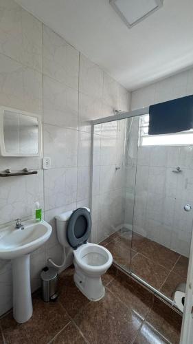 a bathroom with a toilet and a sink and a shower at Apartamento em Petrópolis 1 quarto completo in Petrópolis