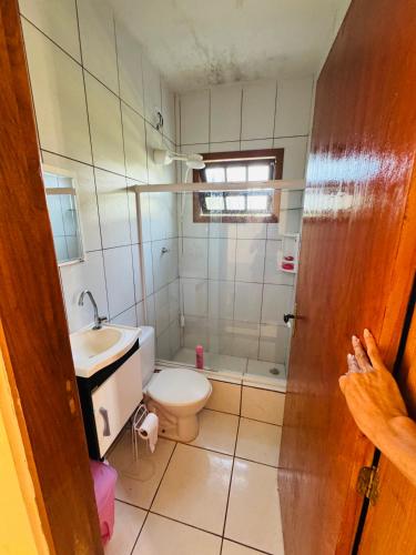 a bathroom with a toilet and a sink at Cintia Barrozo Nunes in Ibiúna