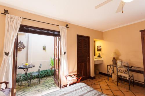 Hotel Los Robles, Managua, Nicaraguaにあるベッド
