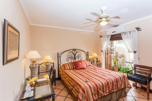 Hotel Los Robles, Managua, Nicaraguaにあるベッド