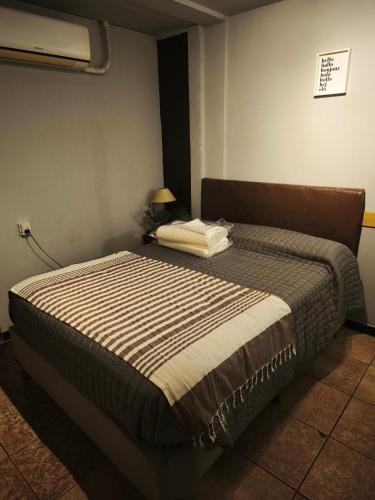 a bedroom with a bed in a room at Pausa viajera in Las Heras