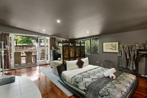 ein Schlafzimmer mit Bett und ein Wohnzimmer in der Unterkunft The Executive Suite in Pemberton