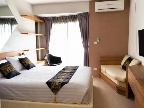 a hotel room with a bed and a window at Cozy 1-Bedroom Apartment Near Fisherman's Village in Nathon Bay