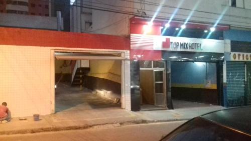 uma entrada de metro para uma estação de metro à noite em Top Mix Hotel em São Bernardo do Campo