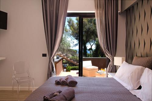 1 dormitorio con 1 cama con toallas en B&B Dodici Lune, en Andora
