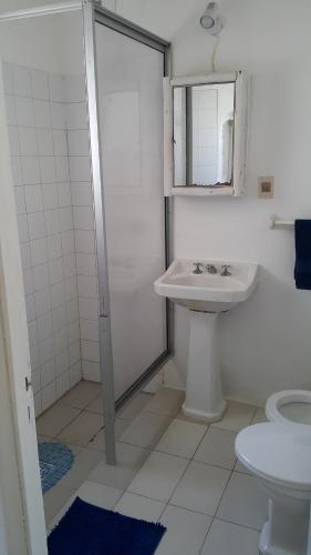 y baño con lavabo, ducha y aseo. en Posada Buscavida Close to CABO POLONIO, Oceanía del Polonio, en Rocha