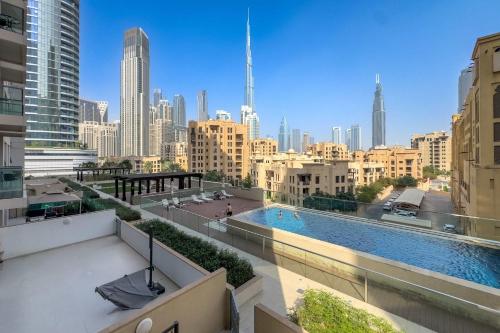 Free housekeeping visits during your stay - StayShort - Downtown 2 Bed Unit with Burj Views that Sleeps 4