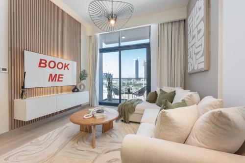 Free housekeeping visits during your stay - StayShort - Modern Meydan 1BR in Azizi Riviera