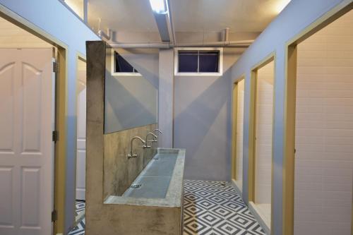 Inn Stations Hostel tesisinde bir banyo