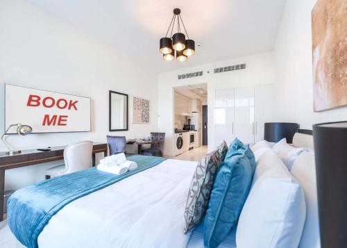 Free housekeeping visits during your stay - StayShort - Chic Studio Apartment in JVC Sleeps 4