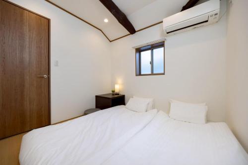 Bridge Stay Tengachaya - Hotel Quality, Direct to Kansai Airport , 6-min Walk from Midosuji , Sakaisuji Lines , Sleeps 11 Guests