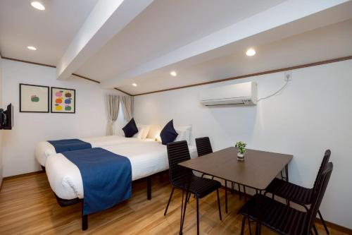 Bridge Stay Tengachaya - Hotel Quality, Direct to Kansai Airport , 6-min Walk from Midosuji , Sakaisuji Lines , Sleeps 11 Guests