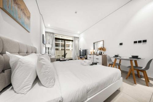 Free housekeeping visits during your stay - StayShort - Modern Studio in Production City Sleeps 3