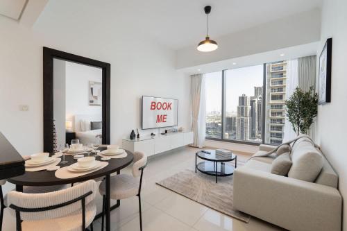 Free housekeeping visits during your stay - StayShort - Chic 1 BR in Dubai Marina Sleeps 4