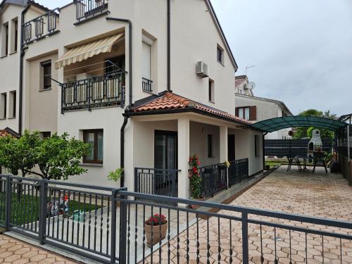 Apartment Dora I