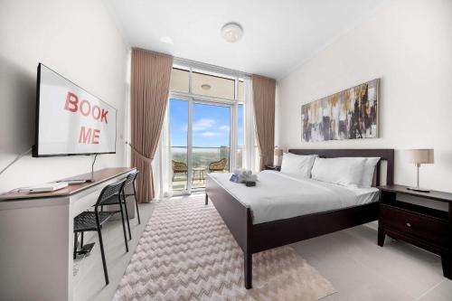 Free housekeeping visits during your stay - StayShort - Damac Hills Sleeps 3 close to Golf Courses