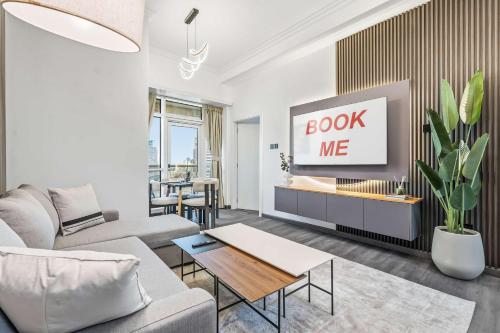 Free housekeeping visits during your stay - StayShort - Trendy 1BR in JLT that Sleeps 4 with Lake Views