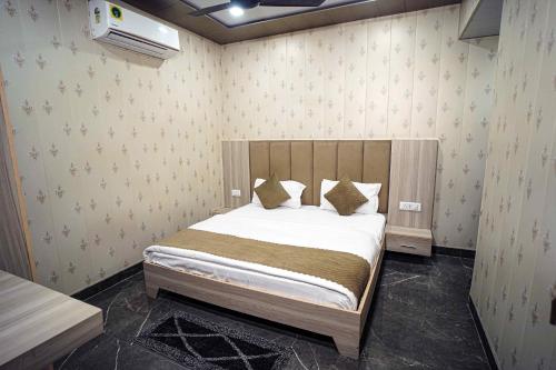 a bedroom with a bed in a room at Hotel Konark INN in Bareilly