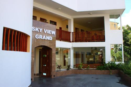 budynek z napisem „zostań, zobacz, wielki” w obiekcie Sky View Grand w mieście Kandy