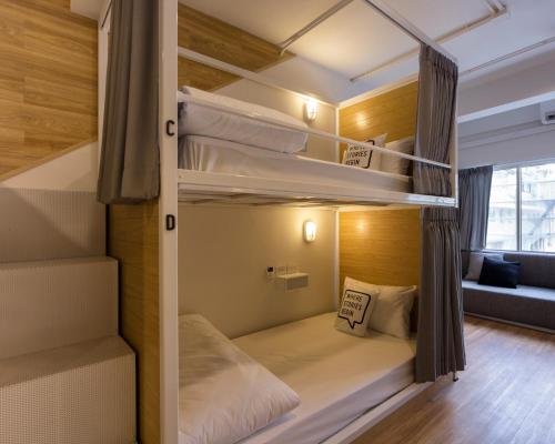 Двухъярусная кровать или двухъярусные кровати в номере Bed One Block Hostel