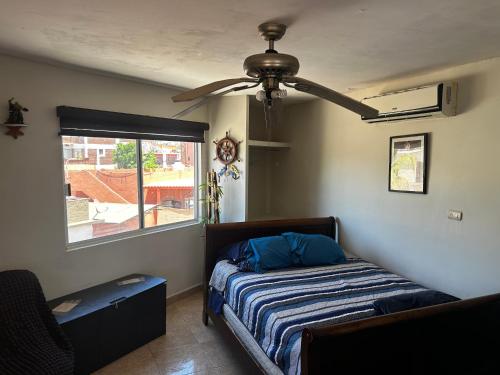 a bedroom with a bed and a ceiling fan at Departamento 3 tecalai San Carlos, Sonora in Rancho El Pozo