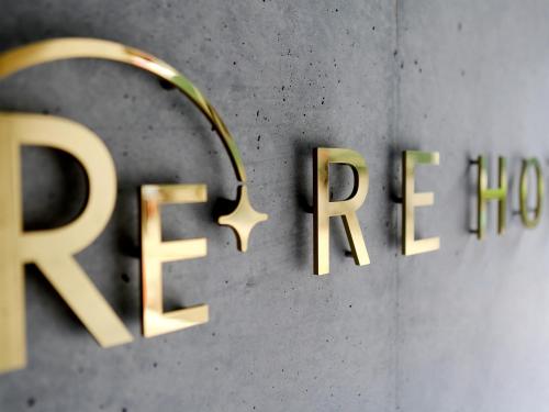 RE Hotel Umeda-2 tesisinde sergilenen bir sertifika, ödül, işaret veya başka bir belge