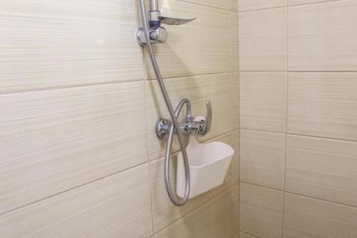 a shower in a bathroom with a shower head at Franc Llagami - Rooms - 2 in Vecsés