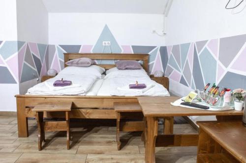 a bedroom with a bed and a wooden table at Franc Llagami - Rooms - 2 in Vecsés