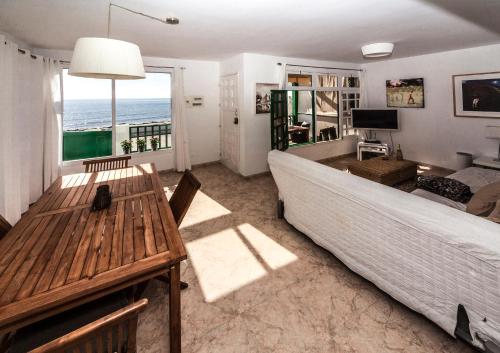 un soggiorno con divano e tavolo di Villa Playa Honda a Playa Honda