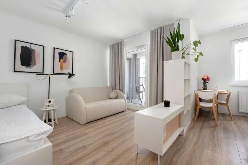 Nowoczesne Studio z Balkonem i Projektorem by Noclegi Renters
