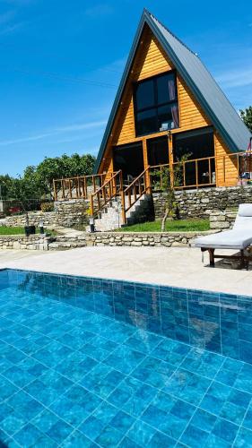 Nora's Chalet tesisinde veya buraya yakın yüzme havuzu
